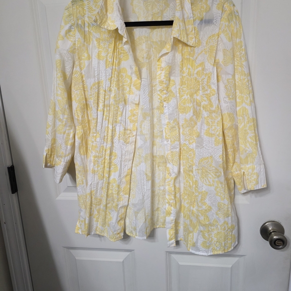 d&co Tops - (2 FOR $20) Elegant Yellow Floral Button Down Shirt